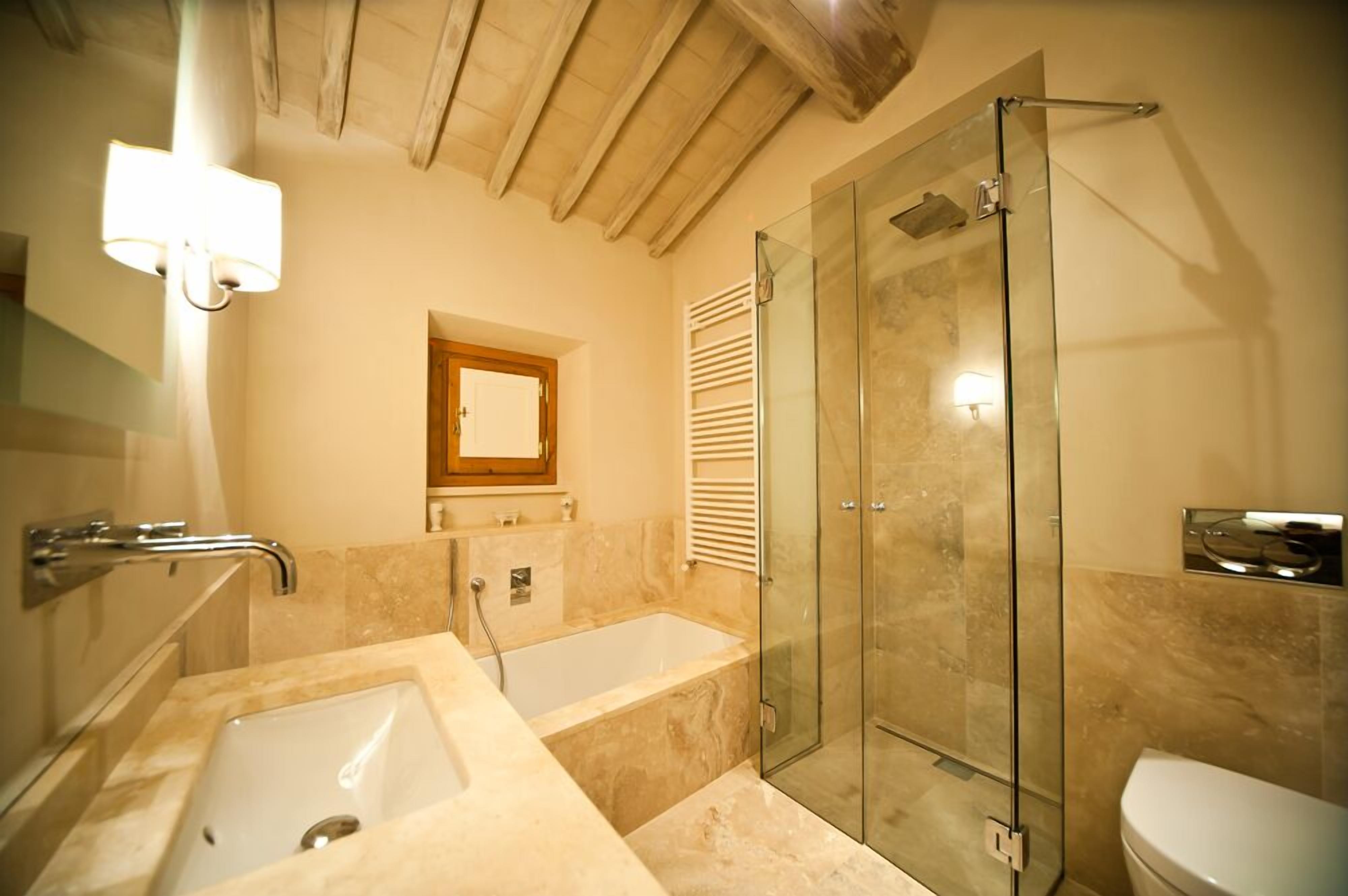 Badewanne, Haartrockner, Handtücher, Seife