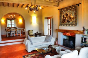 Smart TV, fireplace, DVD player, books