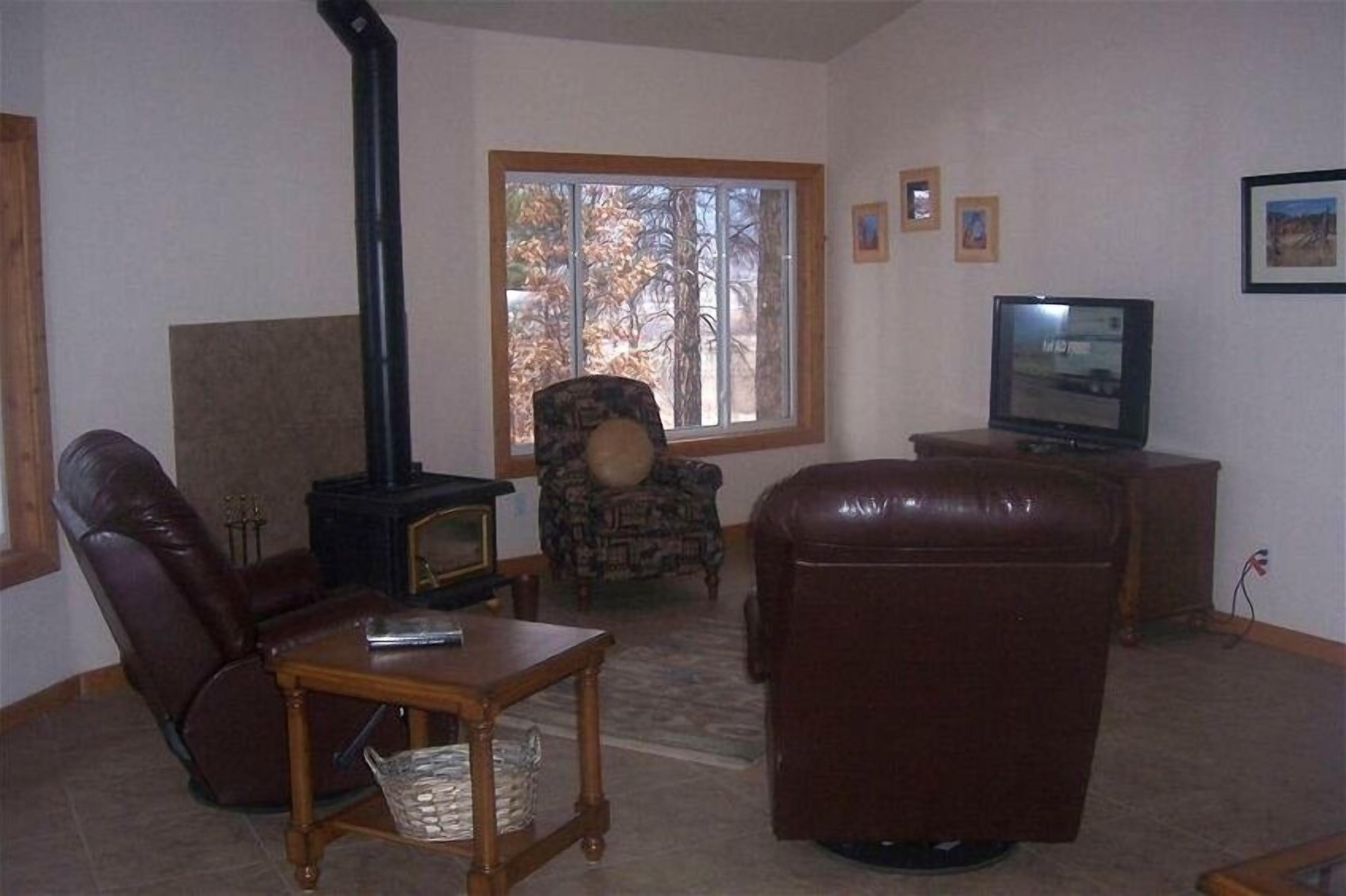 Guest Unit Main Living Room. Large screen TV, fireplace, dining area. 