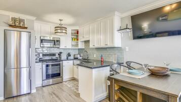 Geladeira, micro-ondas, fogão, cooktop