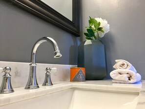 Combined shower/bathtub, hair dryer, towels