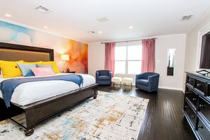 4 bedrooms, desk, iron/ironing board, travel cot - Lakefront Pool Home w/ Game Room, Epic View, Kayaking (Tampa)