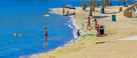 Chaises longues, serviettes de plage