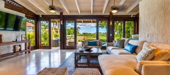 BELIGGENHED BELIGGENHED! Trin til restauranter & barer / minutter fra stranden! 