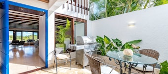 Elegant 3 bedroom oceanview Tennis Villa with private heated pool!