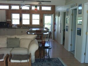 Smart TV, reproductor de DVD, libros y estéreo