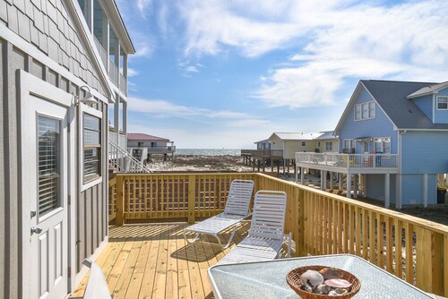 Beach Lovers! - Beautiful House, just steps to the beach. Great Location!
