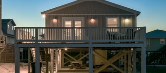 Beach Lovers! - Beautiful House, just steps to the beach. Great Location!