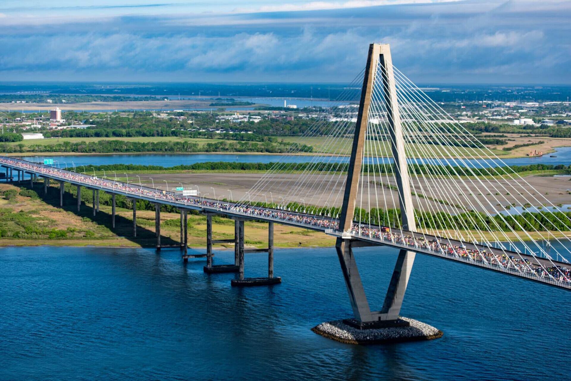 Een kabelbrug met een centrale toren en meerdere kabels.
