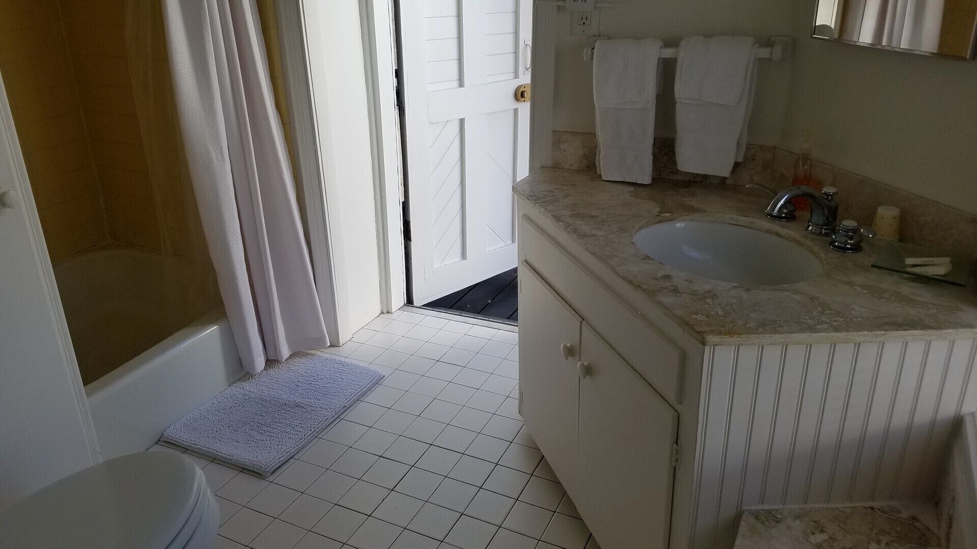 1 Bedroom Cottage in the center of town! Free Parking and Private Courtyard