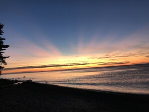 Beach nearby, sun loungers, beach towels - NORTHERN LIGHTS and LAKE SUPERIOR 1 bedroom beach Cottage 3 Mi From Calumet. (Calumet)