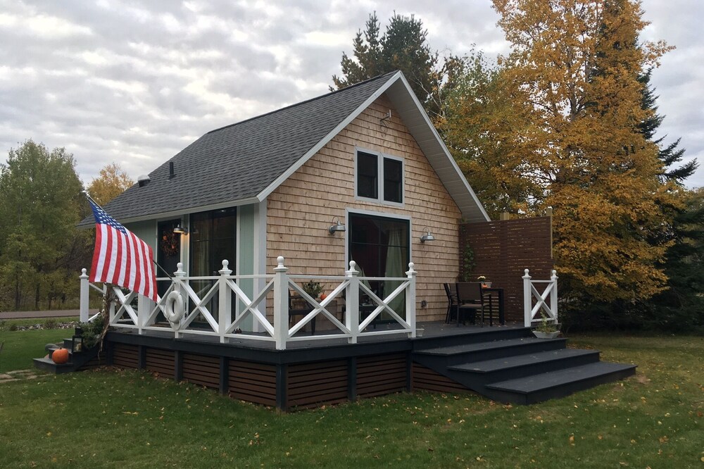 NORTHERN LIGHTS and LAKE SUPERIOR 1 bedroom beach Cottage 3 Mi From Calumet.