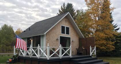 NORTHERN LIGHTS and LAKE SUPERIOR 1 bedroom beach Cottage 3 Mi From Calumet.