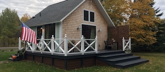 NORTHERN LIGHTS and LAKE SUPERIOR 1 bedroom beach Cottage 3 Mi From Calumet.