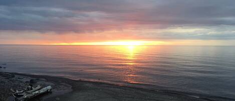 Nära stranden, solstolar och strandhanddukar