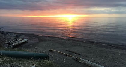 Lux Pikku Chalet on Lake Superior 3 Mi alkaen Calumet. Vuodepaikkoja 4 Mukavasti.