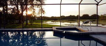 Vakker privat vannkanten Villa på stille Cul-De-Sac, basseng og spa, Wifi