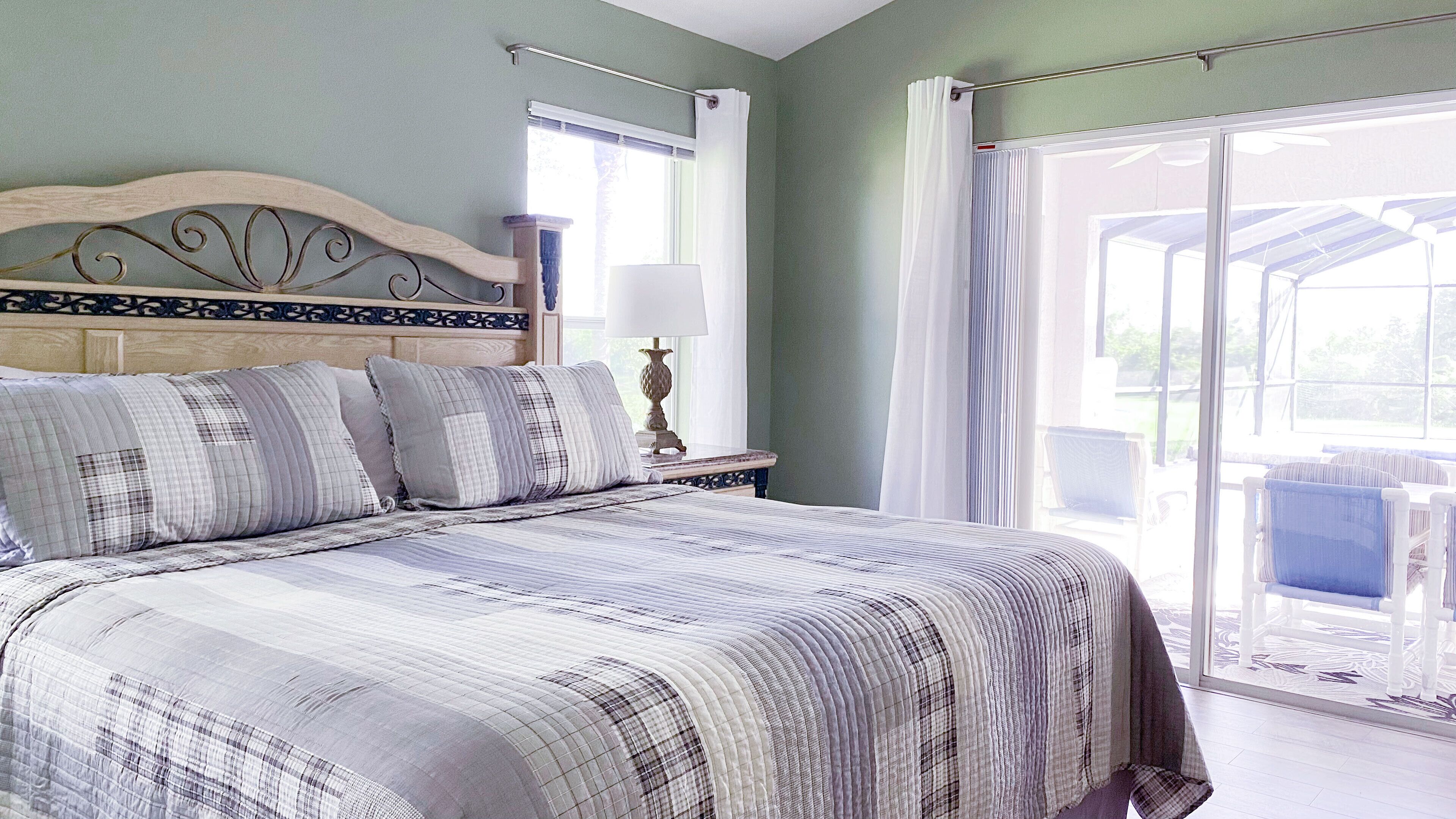 5 habitaciones, escritorio y tabla de planchar con plancha 