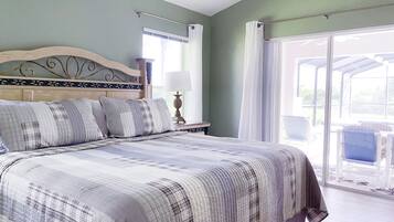 5 soverom, skrivebord, strykejern/-brett og reiseseng for barn