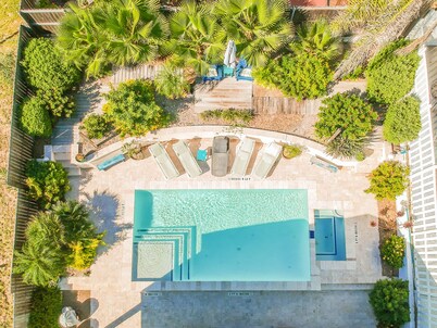 Destination Constellation: Star in your own beach story with 10% off 7+ nights!
