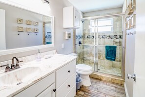 Een douche, een haardroger, handdoeken, toiletpapier
