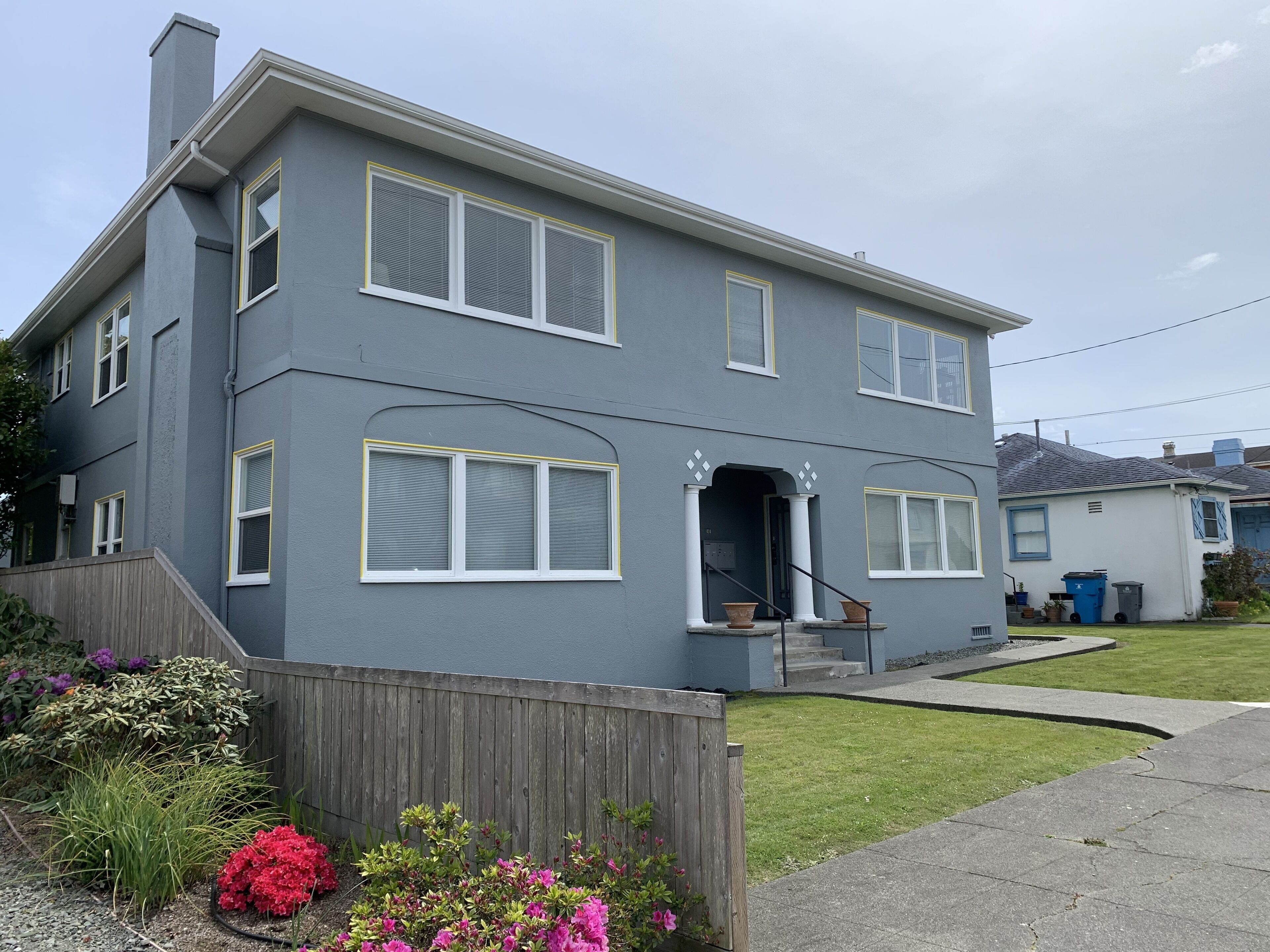 Spacious 2nd Story Flat. Middle of Town