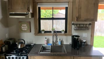 Réfrigérateur, surface de cuisson, cafetière-théière, grille-pain