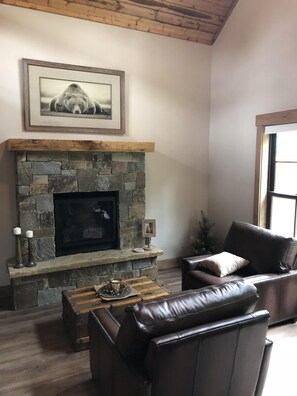 Fireplace - South Sandpoint Dream Cabin (Sandpoint)