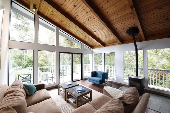 Smart TV, libros, estéreo y monitor de computadora 