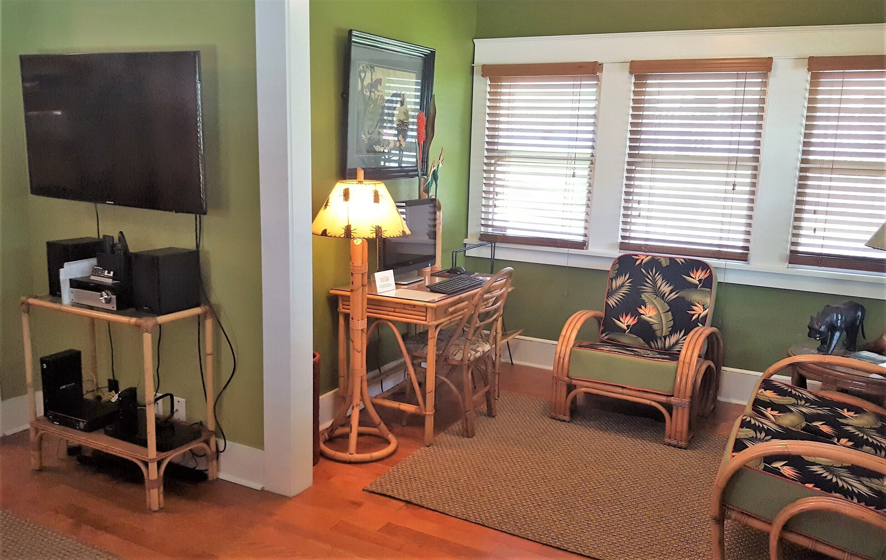 Historic District Dream - 3 BR Beautiful Bungalow! Walk to All Attractions!