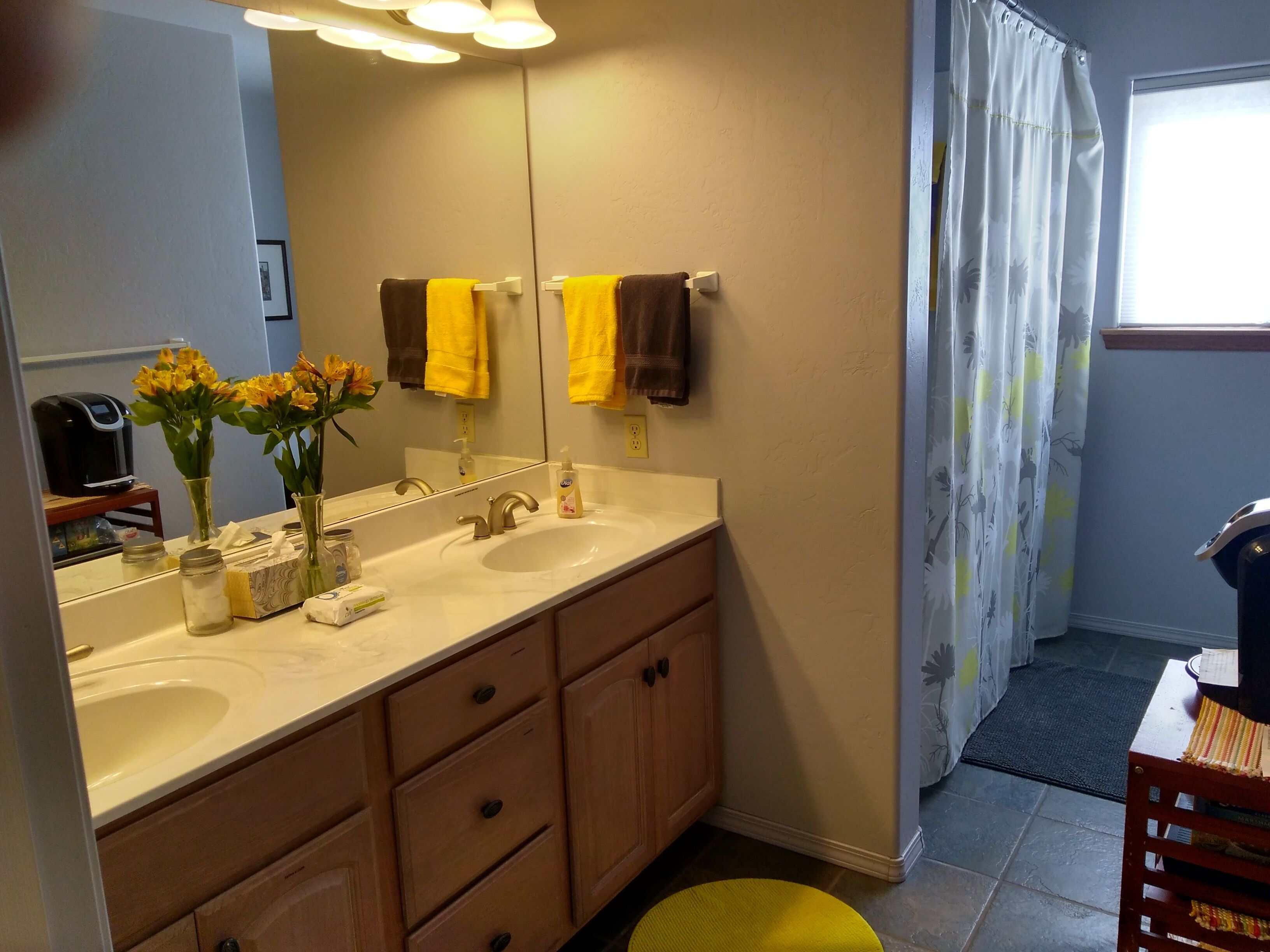 Ducha y bañera combinadas, secador de pelo, toallas y jabón