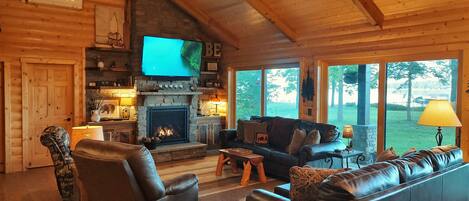 تلفزيون ذكي، مدفأة، مشغل دي في دي، كرة قدم الطاولة