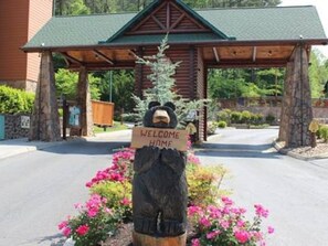 Property grounds - 2BR with Great Mountain views Master Suite and JR suite (Gatlinburg)