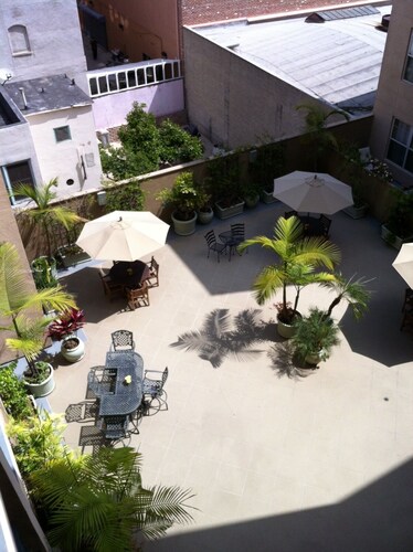 Inmejorable ubicación en el centro y gran condominio! ¡No te decepcionará!