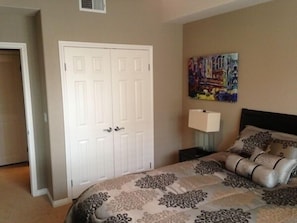 1 slaapkamer, een strijkplank/strijkijzer, wifi, beddengoed