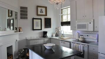 Een koelkast, een magnetron, een oven, een kookplaat