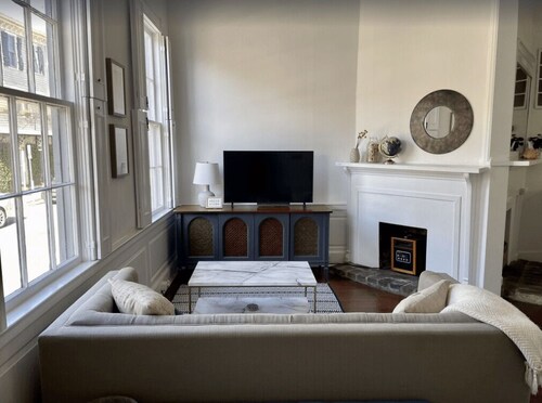 Maison historique en rangée de deux étages dans le centre-ville de Savannah