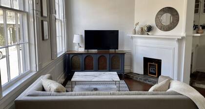 Maison historique en rangée de deux étages dans le centre-ville de Savannah