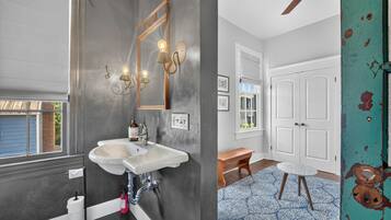 Combined shower/tub, hair dryer, towels