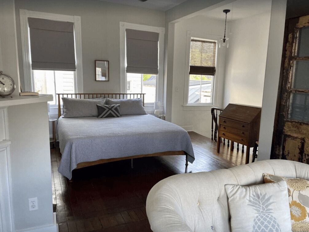 Two Story Historic District Row House on York St!