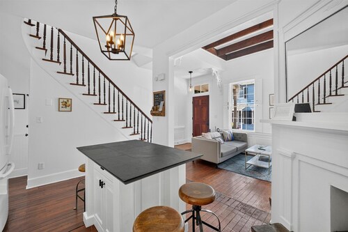 Two Story Historic District Row House on York St!
