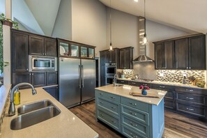 Fridge, microwave, oven, stovetop - Great home for couples!!! (Walla Walla)