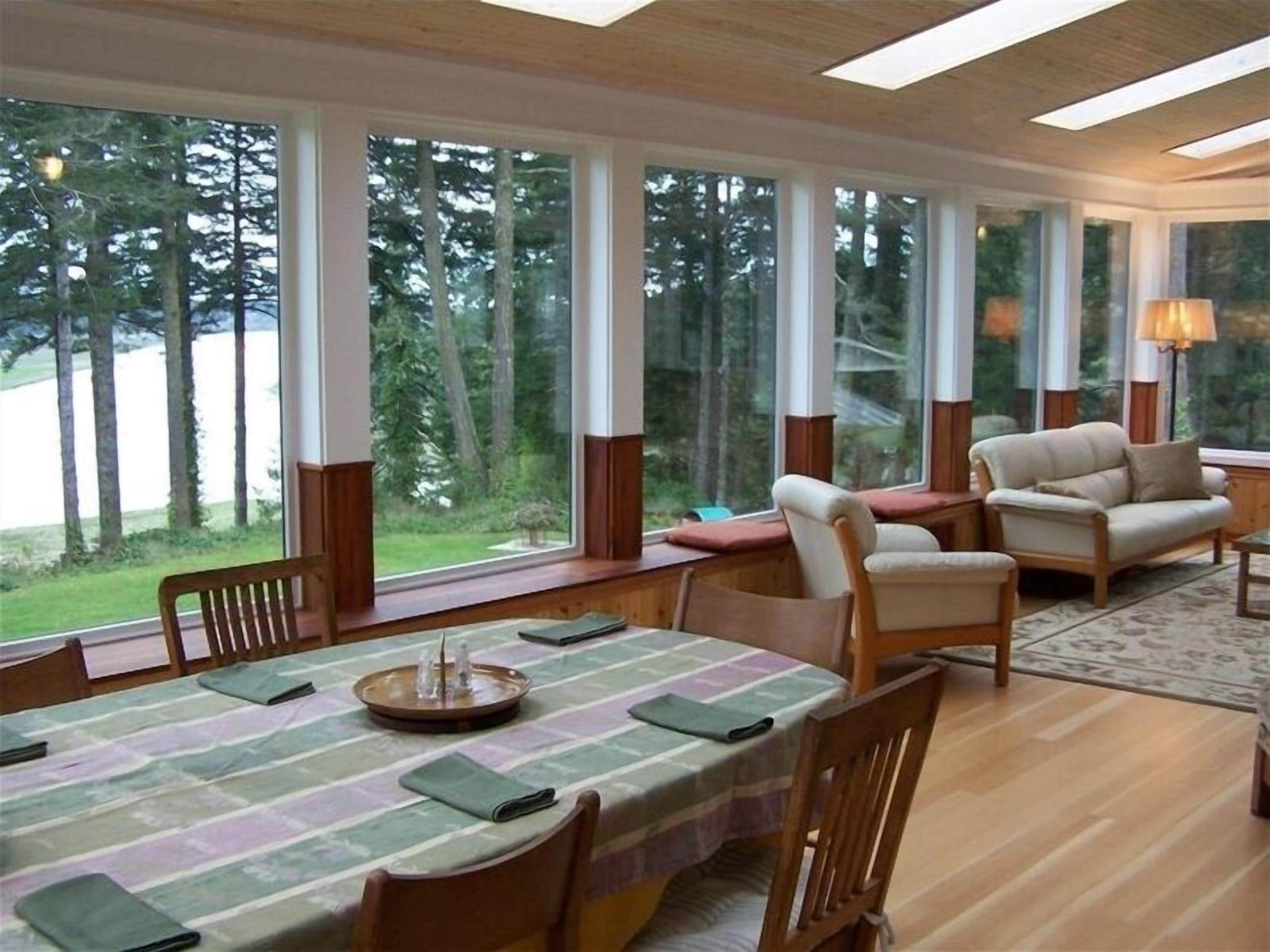 Upper level Veranda/ Living and Dining for 10