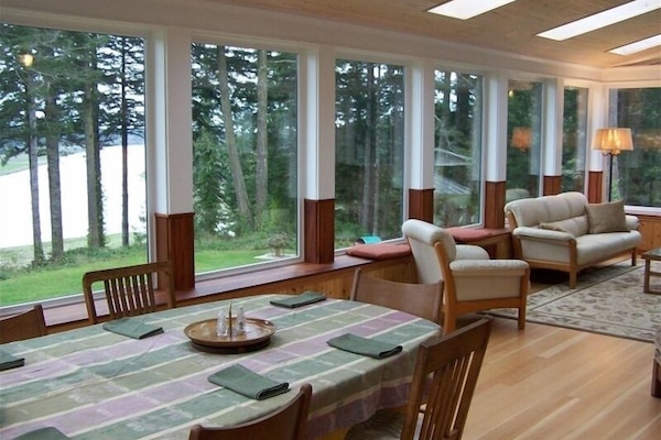 Upper level Veranda/ Living and Dining for 10