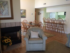 Smart TV, caminetto, lettore DVD, libri