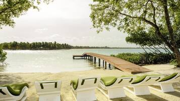 Plage, chaises longues, serviettes de plage
