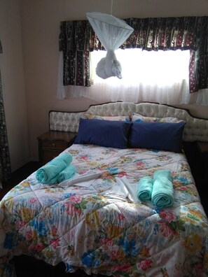 4 bedrooms, iron/ironing board, free WiFi, bed sheets