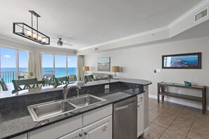 Refrigerador, microondas, horno, placa de cocina