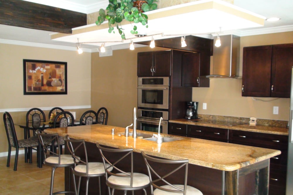 HELLO! Privacy, Pool, Heated in winter Lg Yard, Great Location, New addition