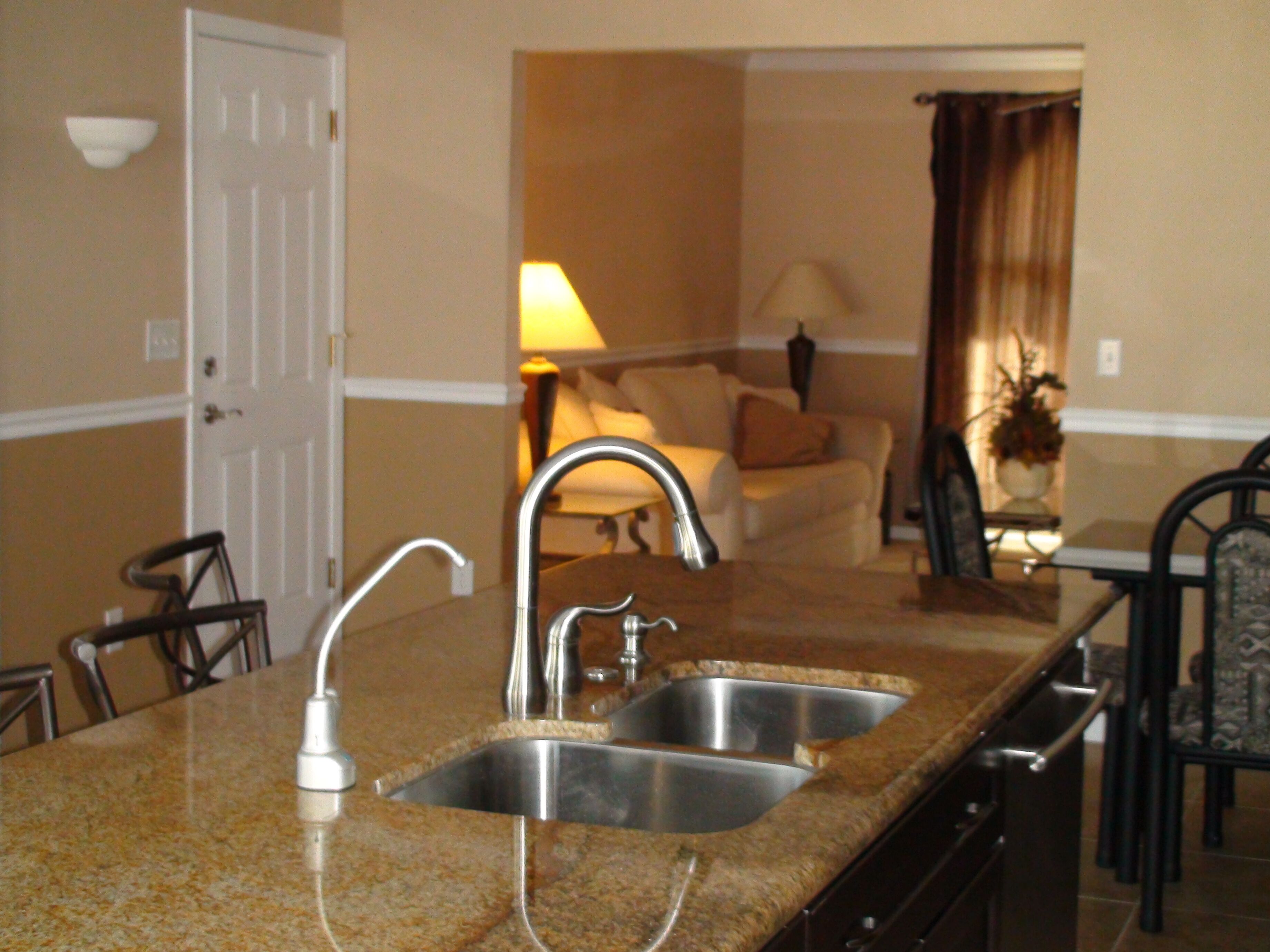 HELLO! Privacy, Pool, Heated in winter Lg Yard, Great Location, New addition